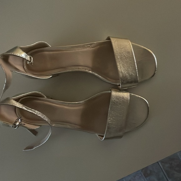 Gold shoes never worn - Picture 2 of 3